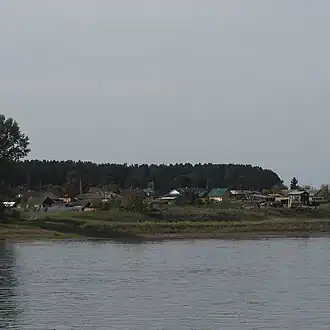 Вид на деревню Юксеево с теплохода на Енисее (2020)