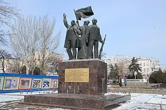 Вид на парк Горького со стороны Пушкинской улицы. В центре — памятник Великой Октябрьской революции