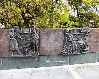 Барельефы, посвящённые роли оборонной промышленности в русско-турецкой и Отечественной войне