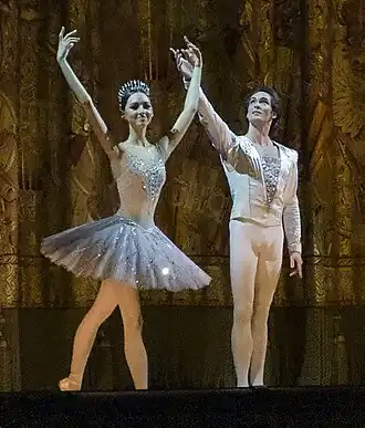 Ева Сергеенкова и Артемий Беляков после балета «Драгоценности» в Большом театре в 2021 г.