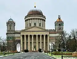 Главный фасад базилики