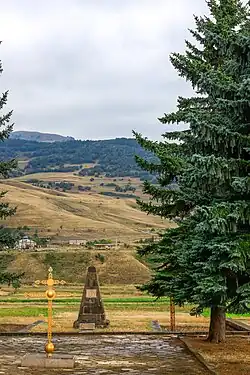 Обелиск и православный крест, посвящённые памяти отряда майора Монтрезора, совершившего героический подвиг в Памбакском сражении. Расположен на 8-м километре трассы Ванадзор–Спитак
