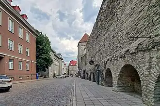 Вид улицы Мюйривахе от Харьюских ворот. В перспективе — слева кинотеатр «Сыпрус», справа — башня Ассауве