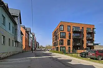 Улица в апреле 2025 года; слева дом 3, справа дом 6