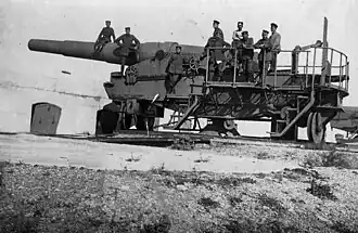 280-мм орудие 7-й мортирной батареи Севастополя осматривают немецкие солдаты, Северная сторона, 1918 год