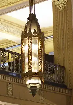 Люстра в холле первого этажа