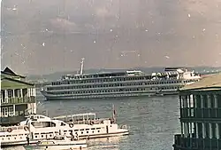 «30 лет ГДР» швартуется к дебаркадеру Хабаровского речного вокзала, май 1982 года.