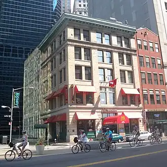 Поворот с Уотер- на Мур-стрит (слева)