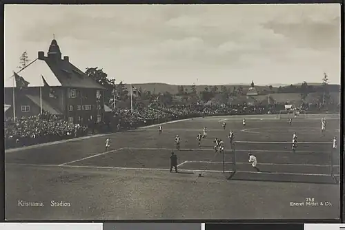 Футбольный матч 1920-х годов.