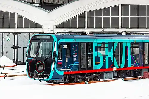 Головной вагон поезда на выезде из депо