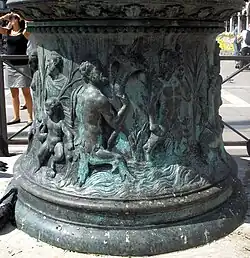 Тритон. Горельеф левой базы