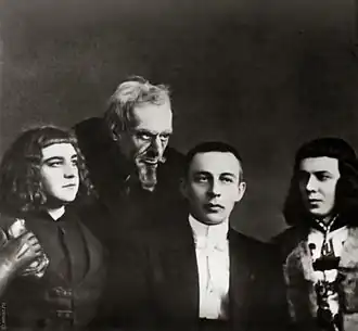 Композитор с первыми исполнителями оперы. А. Боначич (Альбер), Г. Бакланов (Барон), С. Рахманинов, И. Грызунов (Герцог). Большой театр. 1906