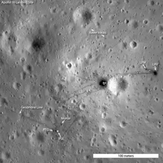 Место посадки «Аполлон-16», снятое КА LRO в апреле 2012 года. Чуть правее центра&nbsp;— посадочная ступень «Ориона». LPM&nbsp;— лунный портативный магнитометр, LRV&nbsp;— «Лунный Ровер». К юго-западу от «Ориона» место установки приборов ALSEP. От него налево вверх тянется геофонная линия
