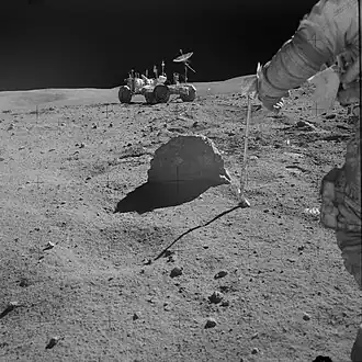 Снимок валуна после забора пыли на Station 9. Справа&nbsp;— Джон Янг