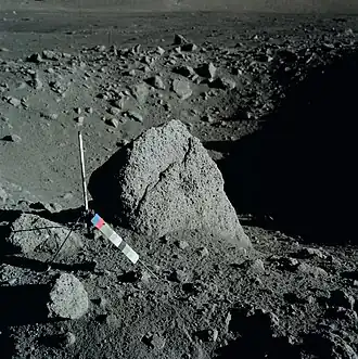 Валун на краю 20-метрового кратера на Station&nbsp;1