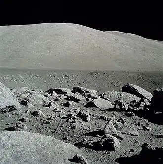 Валуны на краю кратера Камелот. За ними&nbsp;— дальняя стенка кратера. Вдали&nbsp;— Северный массив