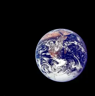 Вид почти полной Земли с расстояния около 50 000&nbsp;км. Видны: Африка, Мадагаскар, Аравийский п-ов (вверху) и Антарктида (внизу). «Аполлон-17» в это время находился прямо над южной оконечностью Африки. Этот снимок получил название «Голубой шарик» (англ.&nbsp;The Blue Marble)