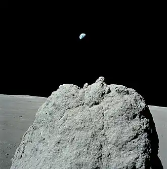 Земля над вторым валуном. За валуном&nbsp;— Южный массив