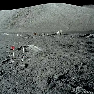 Геофон №&nbsp;3 (отмечен красным флажком). Вдали, за «Ровером», Сернан бурит отверстие в грунте