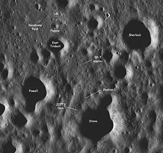 Вверху и чуть слева&nbsp;— посадочная ступень «Челленджера». Левее неё&nbsp;— скала Geophone Rock. Внизу кратер Стено, чуть выше&nbsp;— место первой геологической остановки (Station 1). EP-7&nbsp;— примерное место размещения второго (№&nbsp;7) заряда взрывчатки. Снимок сделан в июле 2009 года КА LRO