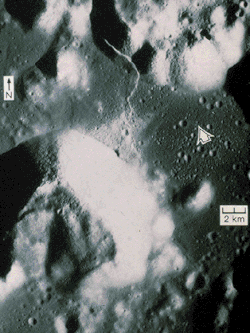 Район посадки более крупно. Вверху Северный массив, ниже&nbsp;— Южный массив. Светлая извилистая нить между ними&nbsp;— эскарп Lee—Lincoln Scarp (рус. Скарп)