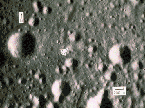 Район посадки «Аполлона-17» ещё более крупно. У левого края снимка&nbsp;— кратер Камелот[англ.]