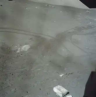 Внизу снимка&nbsp;— ранец Шмитта. В верхнем правом углу&nbsp;— скала Geophone Rock