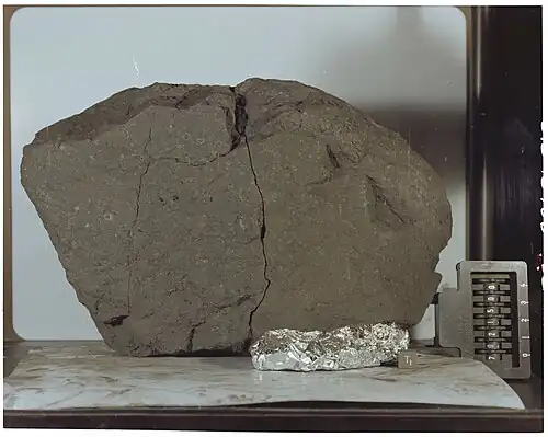 Образец №&nbsp;70215 в Лунной приёмной лаборатории на Земле