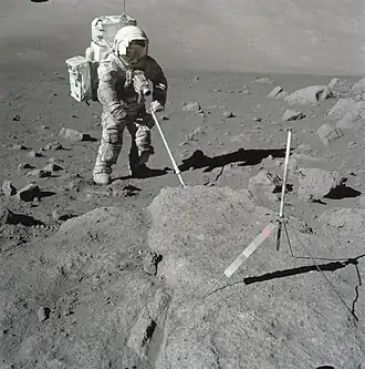 Шмитт собирает образцы на Station 5