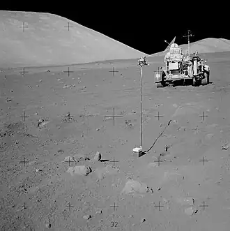 Заряд взрывчатки №&nbsp;2 (на переднем плане внизу). Этажерка для инструментов сзади «Ровера» открыта. На ней правее Сернана висит контейнер для образцов