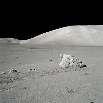 Валуны на Station 7. На заднем плане&nbsp;— Южный массив