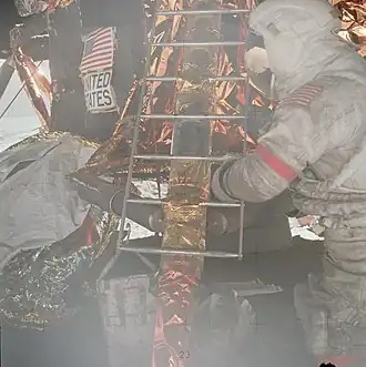 Сернан открывает мемориальную табличку