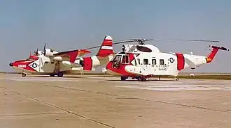 Вертолёт HH-52A Береговой охраны США, март 1964 года. На заднем плане гидросамолёт Грумман HU-16E.