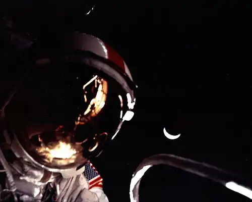 Рон Эванс во время выхода в космос. Справа от него&nbsp;— серп Земли