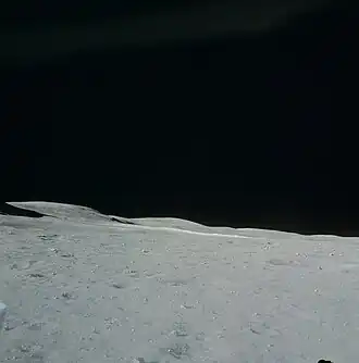 Местность правее горы Стоун Маунтин. Светлая полоса в центре&nbsp;— выброс породы от метеоритного удара вокруг кратера Южный Луч