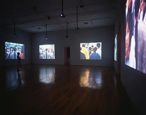 «Женщина-игла», вид экспозиции в&nbsp;музее PS1en (2001).