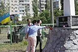 Киевляне возлагают цветы к памятнику