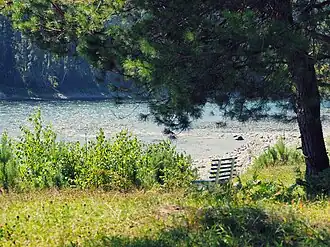 Берег реки Казыр в Черемшанке