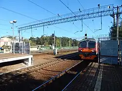 Электропоезд прибывает на первую платформу