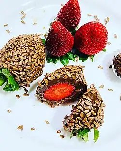 Один из новых вариантов бригадейру — с целой ягодой свежей клубники внутри