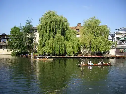 Лодочная станция рядом с колледжем