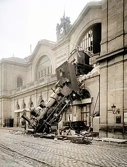 Пробивший стену вокзала паровоз