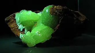 Желто-зелёный адамин в лимоните. Адамин — минерал, содержащий цинк, мышьяковую кислоту и воду.