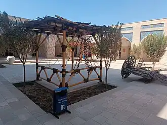 Вид на двор мечети с северо-западной стороны.