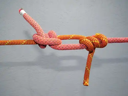 Морской вариант регулируемого соединительного узла, но завязанный синтетическими альпинистскими верёвками вместо морских тросов из растительного материала, при котором ходовые концы двух тросов расположены ближе к внешним сторонам узла