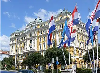 Лицевой фасад дворца Адриа, смотрящий в сторону гавани порта Риека.