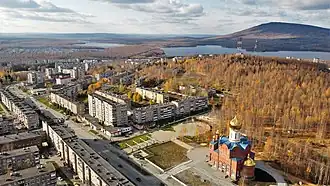 В южной части города, справа церковь Воскресения