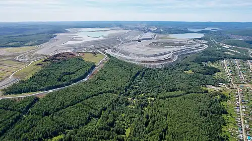 Вид с высоты, слева шламохранилище КГОКа