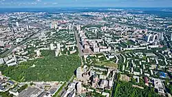 Вид с высоты, улица Уральская в центре снимка