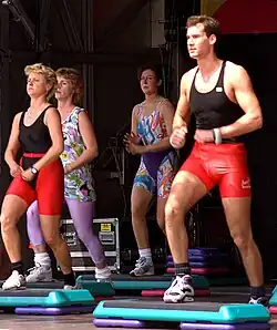 Групповое занятие степ-аэробикой